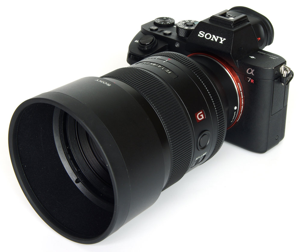 Sony Fe 85mm F1,4 With Hood On A7r