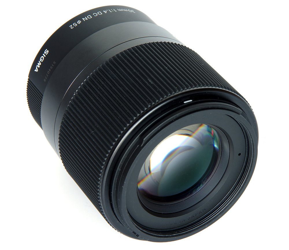 Sigma 30mm F1,4 Dc Dn Contemporary Front Oblique View