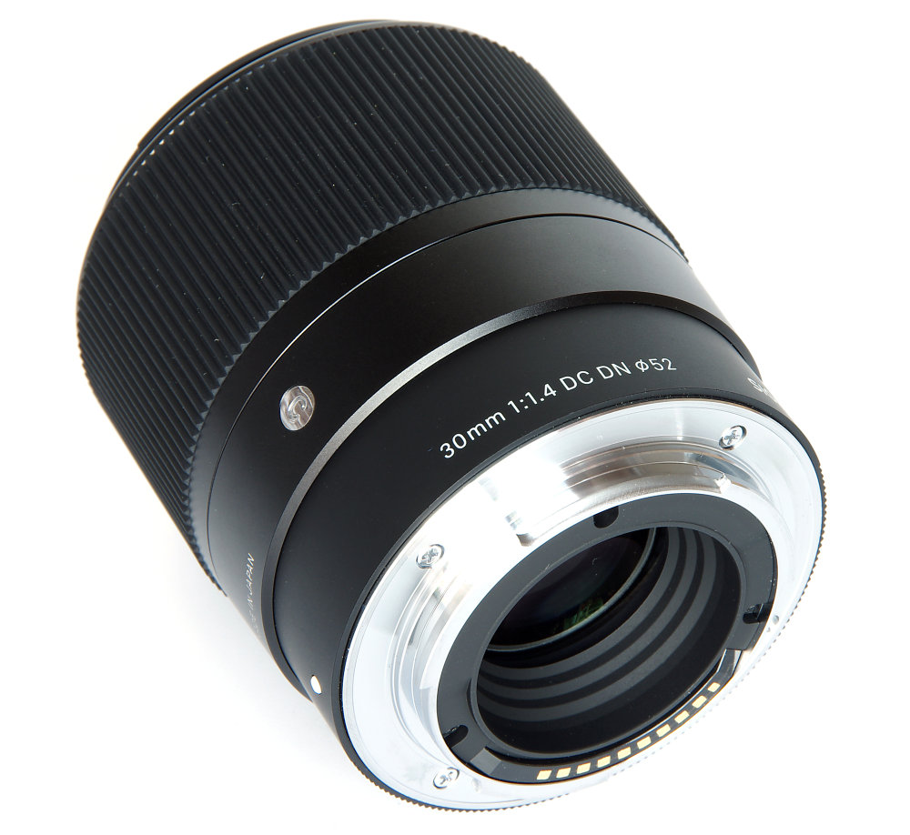 Sigma 30mm F1,4 Dc Dn Contemporary Rear Oblique View