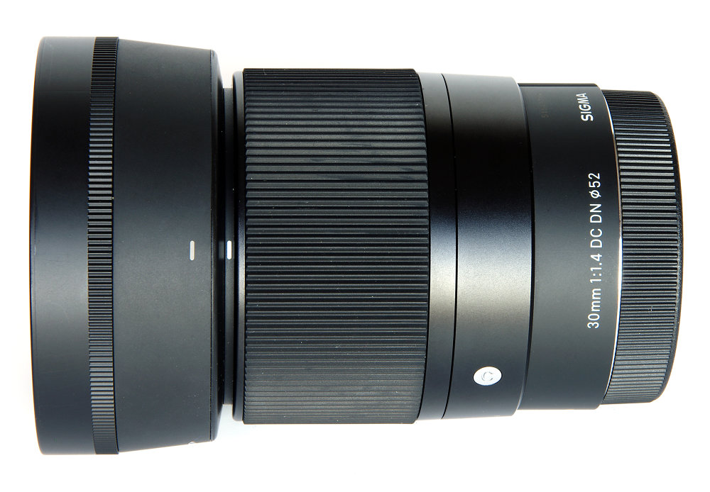Sigma 30mm F1,4 Dc Dn Contemporary Top View With Hood