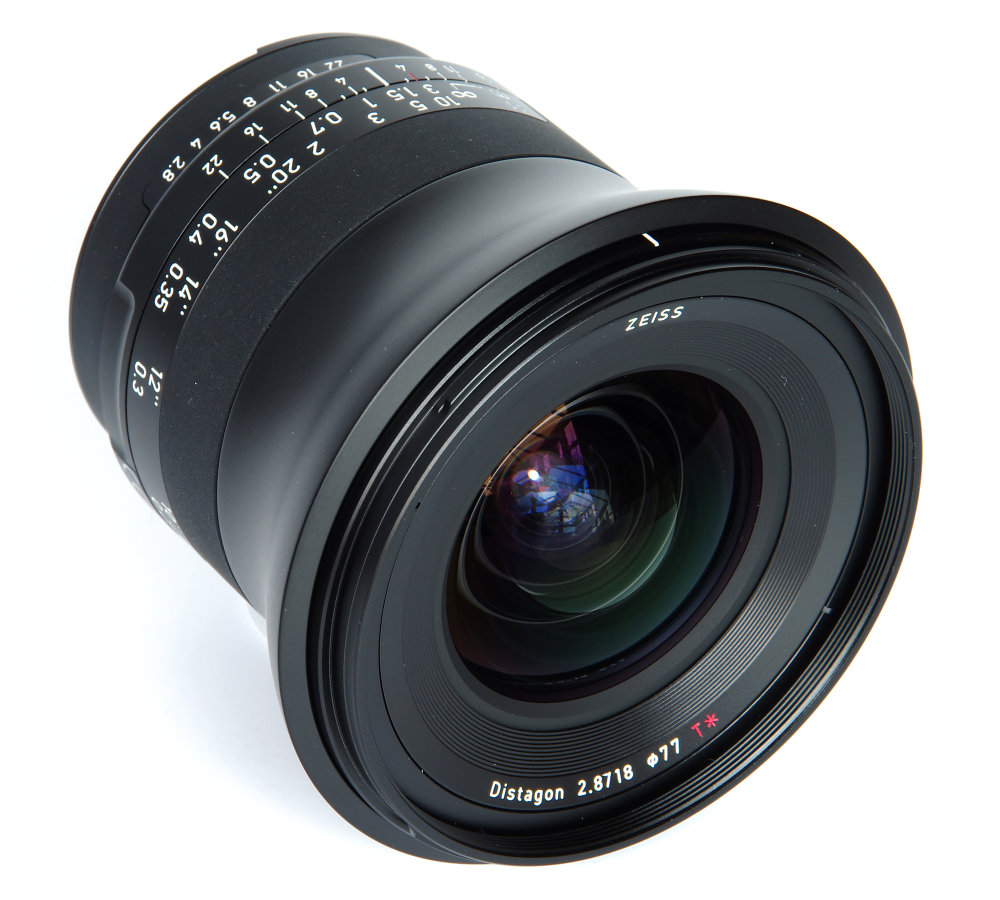 Zeiss Milvus 18mm F2,8 Front Oblique View