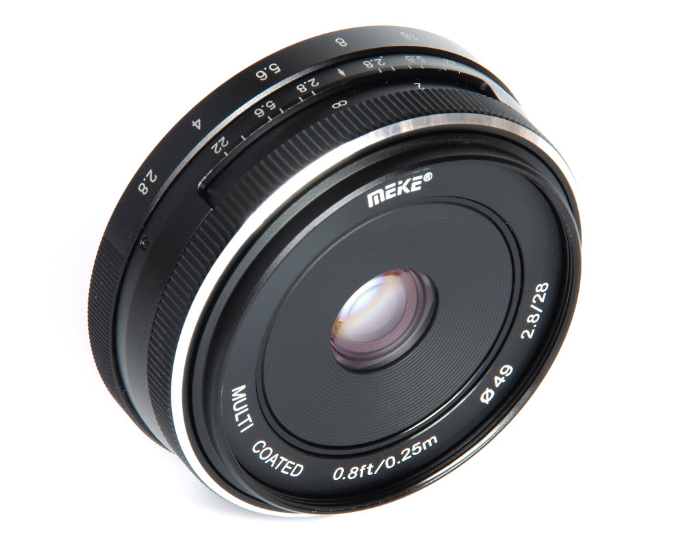 Meike 28mm F2,8 Front Oblique View