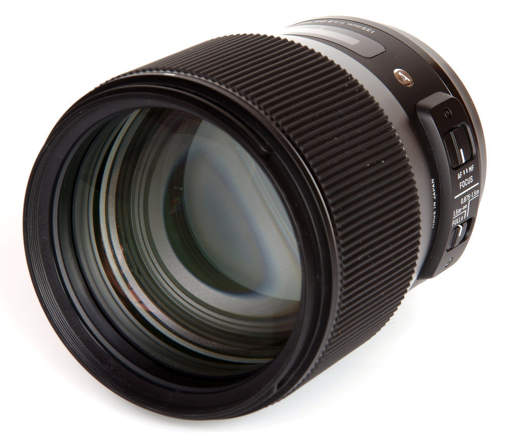 Sigma 135mm F1,8 Art Front Oblique View