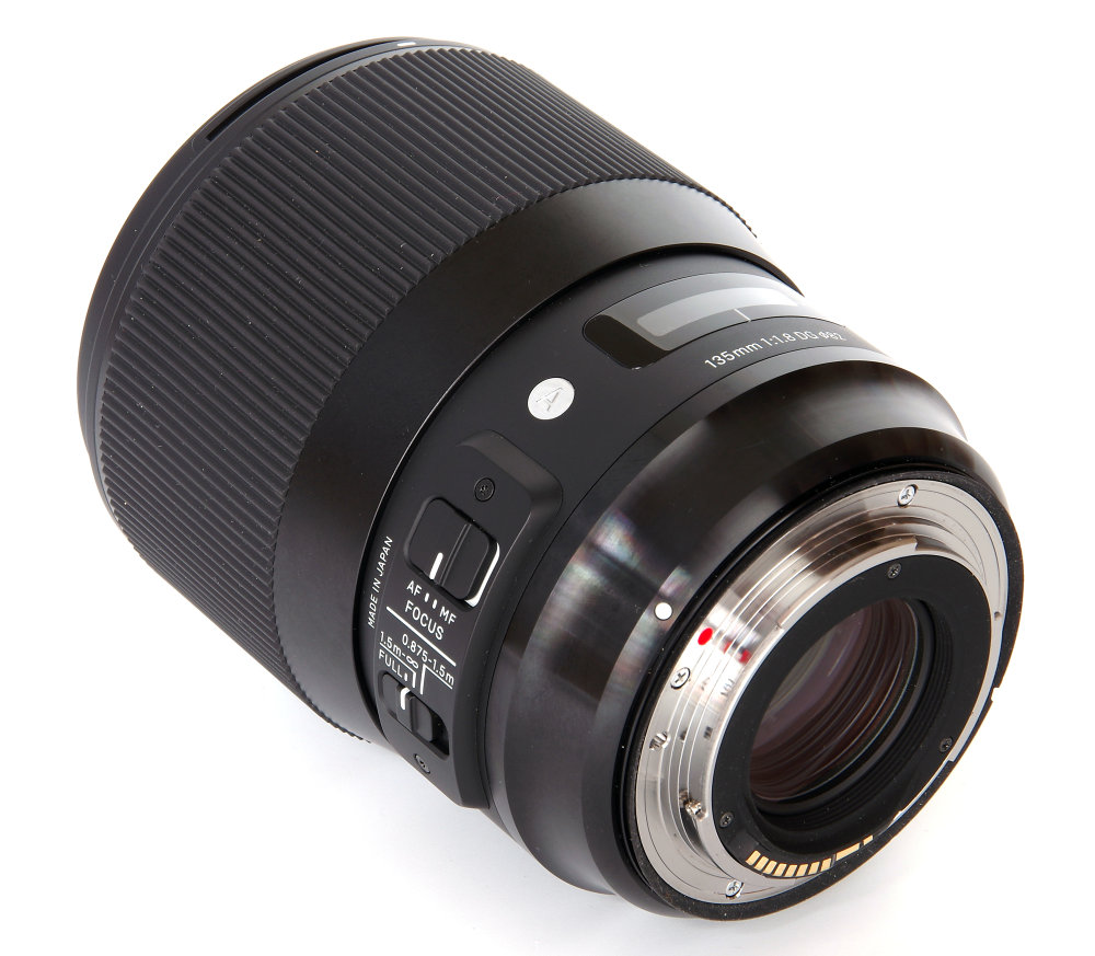 Sigma 135mm F1,8 Art Rear Oblique View