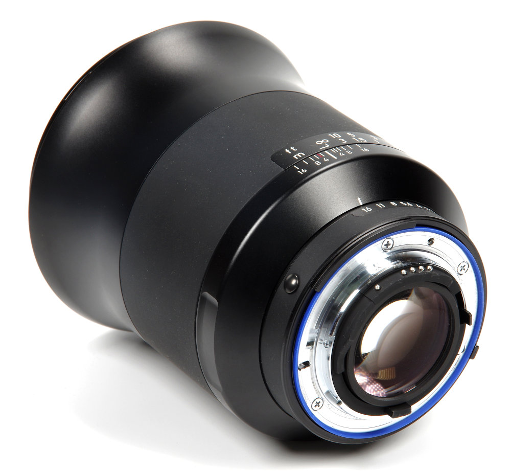 Zeiss Milvus 25mm F1,4 Rear Oblique View