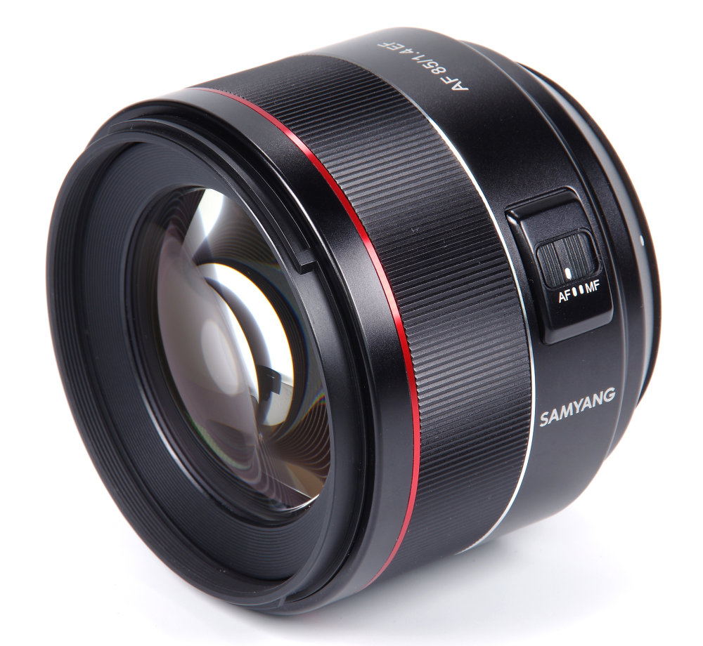 Samyang 85mm F1,4 Front Oblique View